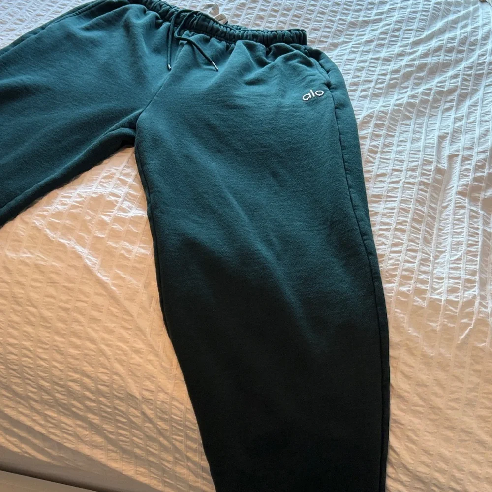 ALO SWEATSET Dark Green Crewneck Sweatshirt and Sweatpants Set